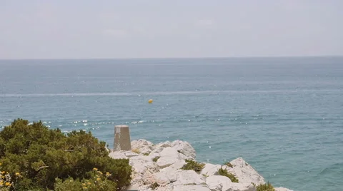 Young man with backpack run to the edge and looks at the stunning views Видео 64960195