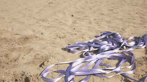 Young man Balancing and jumping On A Slackline At Sea Shore Sand Beach Healthy Видео 91251673