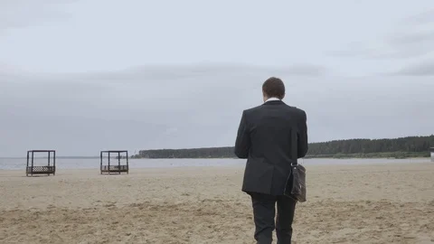 Young man Balancing and jumping On A Slackline At Sea Shore Sand Beach Healthy Видео 91251999