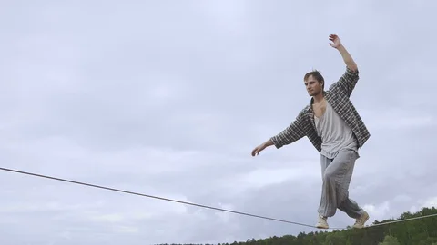 Young man Balancing and jumping On A Slackline At Sea Shore Sand Beach Healthy Видео 91252041