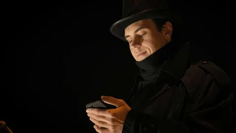 A young man in a black hat uses the phone. Vídeos de archivo 103365587
