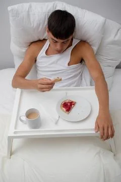 Young Man Breakfast In Bed Foto stock