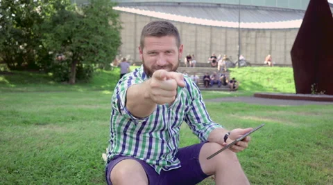 Young man browsing tablet points the finger the camera. Steadicam. 库存影片 67236451