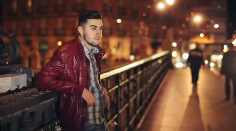 Young man calling on mobile phone at night in city Vidéo 61098515