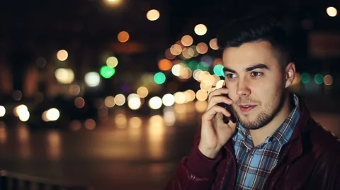 Young man calling on mobile phone at night in city 库存影片 61099232