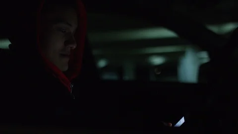 Young man in a car using his phone 库存影片 104230137