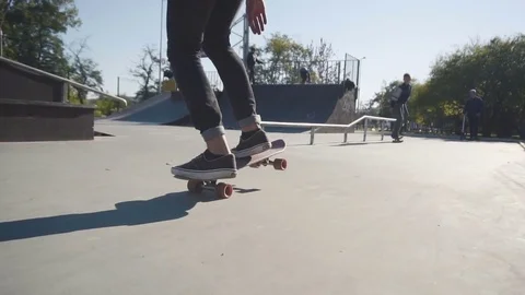 Young man catch the skateboard on the go Видео 70120156