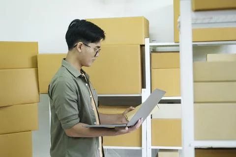 Young man checking parcel address using laptop. Foto stock