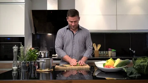 Young man cleansing string-beans. Vídeos de archivo 70589854