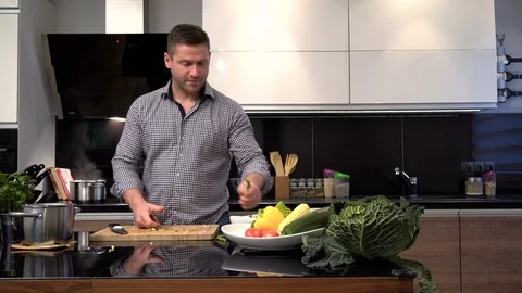 Young man cleansing string-beans. Slider shot. 库存影片 70591419