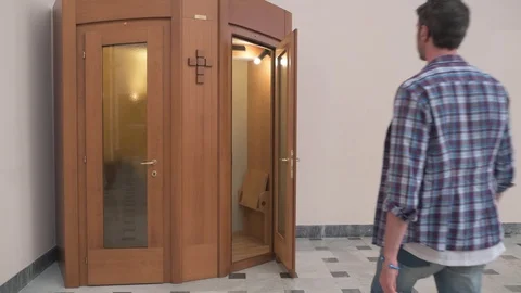 Young man in a confessional Stockbeeldmateriaal 89974203