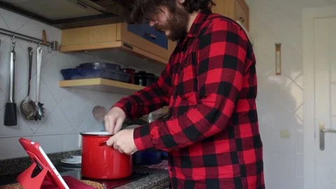 Young man cooking Vídeos de archivo 146988668