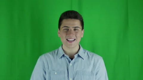Young man cups face in happiness in front of greenscreen Vidéo 59087949