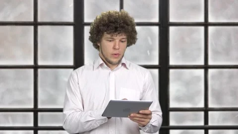 Young man with curly hair giving an inspirational speech. Vidéo 278701595