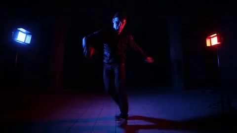 Young man dancing break dance, hip hop, street dancing in the studio, isolated 库存影片 121514736
