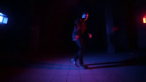 Young man dancing break dance, hip hop, street dancing in the studio, isolated 库存影片 121514781