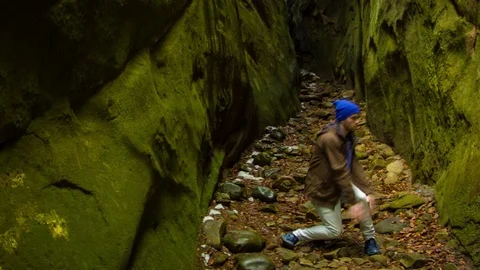 Young man dancing in the canyon Video stock 82548683