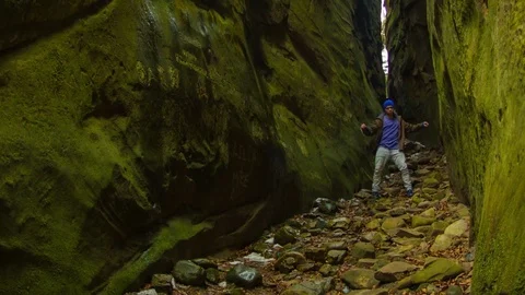 Young man dancing in the canyon 스톡 동영상 82551113