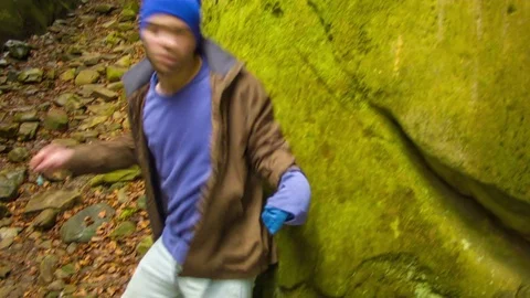 Young man dancing in the canyon 動画素材 82569568