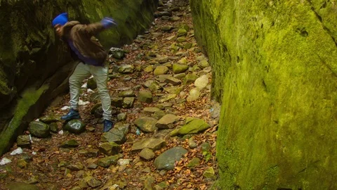 Young man dancing in the canyon Video stock 82575186