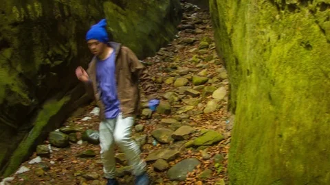 Young man dancing in the canyon Video stock 82575901