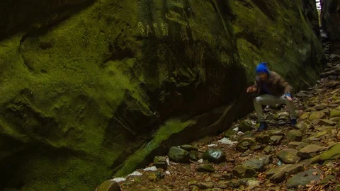 Young man dancing in the canyon 動画素材 82576843