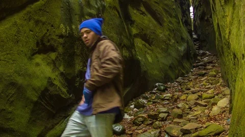 Young man dancing in the canyon 스톡 동영상 82578858