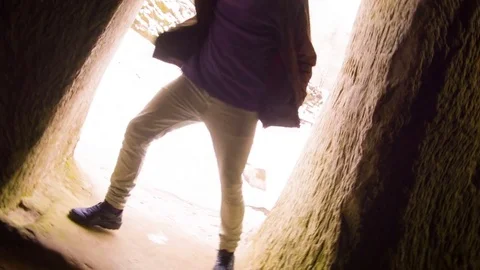 Young man dancing in the cave doorway Vídeos de archivo 82700694