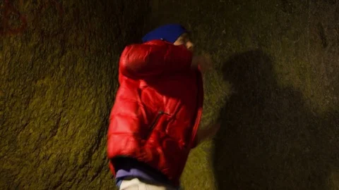 Young man dancing in the cave. Vídeos de archivo 82467113