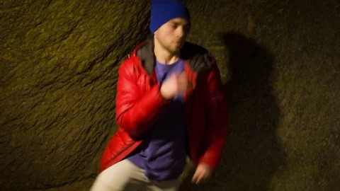 Young man dancing in the cave. Vídeos de archivo 82468976