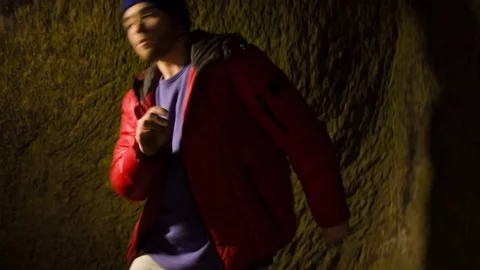 Young man dancing in the cave. Vidéo 82469218