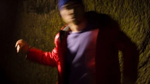 Young man dancing in the cave. Vidéo 82482936