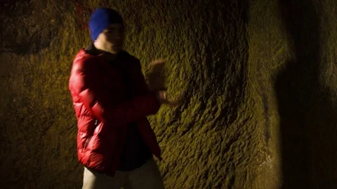 Young man dancing in the cave. 库存影片 82483712