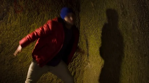 Young man dancing in the cave. 库存影片 82486049