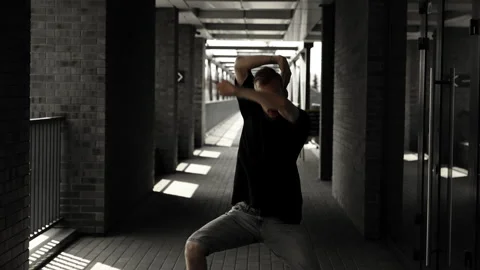 Young man dancing in the corridor of a modern building, urban style Vídeos de archivo 251529908