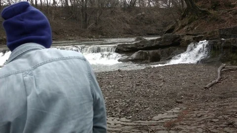 Young man dancing near a river in the mountains 库存影片 82616230