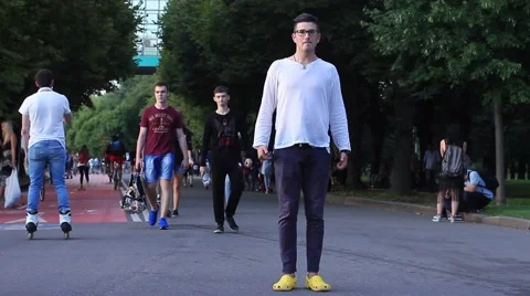 Young man dancing in a park 動画素材 65363792