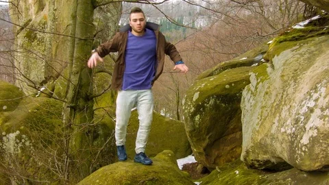Young man dancing on a rock Vídeos de archivo 81164120