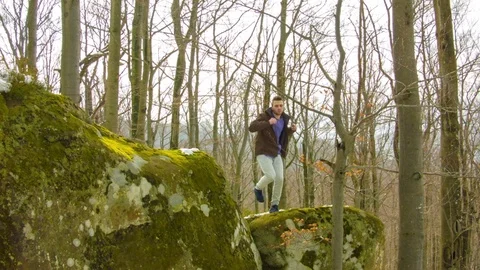 Young man dancing on a rock Видео 81164151
