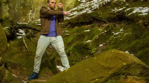 Young man dancing on a rock Vidéo 81230945