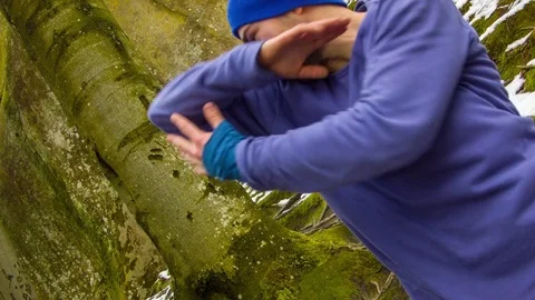 Young man dancing on a rock Vídeo Stock 82388005