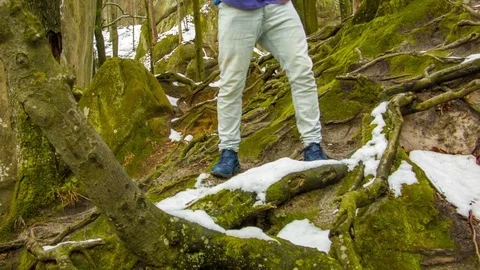 Young man dancing on a rock Vídeo Stock 82395245