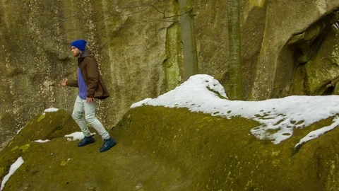 Young man dancing on a rock Vidéo 82398725