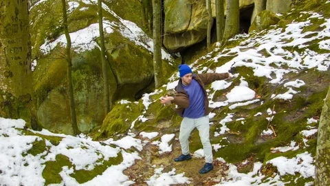 Young man dancing on a rock Vídeos de archivo 82503912