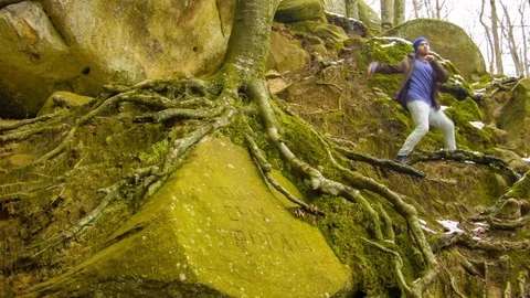 Young man dancing on a rock Vídeos de archivo 82539176
