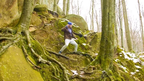 Young man dancing on a rock Vídeo Stock 82544397