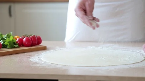 Young man decides to make home made Pizza for Dinner Vídeo Stock 86462005