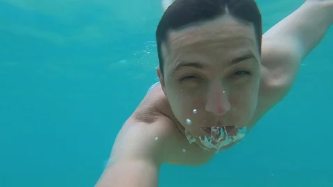 Young man diving underwater and breathing GoPro Hero7 库存影片 109105794