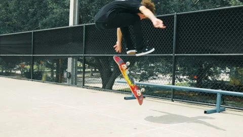 Young Man Does Big Flip Trick At Skatepark Video stock 168018116