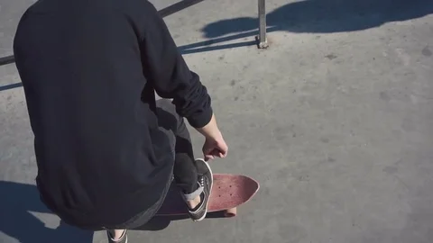 Young man does flip trick on a skateboard Видео 70120350